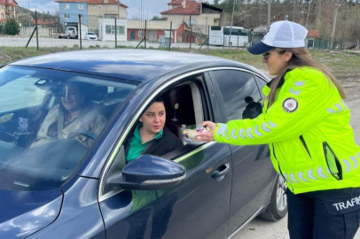 Harmancık'ta ekiplerden sürücülere tatlı ve kolonya ikramı
