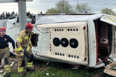 Bursa’da servis aracı bariyerlere çarptı: 6 yaralı