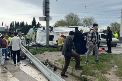 Kontrolden çıkan servis aracı refüje girdi: 1 bebek öldü, 5 kişi yaralandı