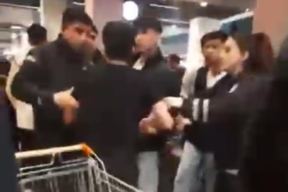 Bursa'da Alışveriş Merkezi'nde müşterilerle çalışanlar arasında kavga çıktı, ortalık karıştı