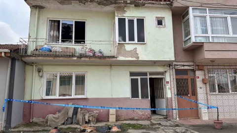 Ekmek almaya giderken ocakta bıraktığı yemek 2 evladından etti