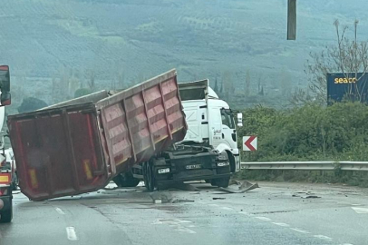 Damperi açılan tır üst geçide çarptı