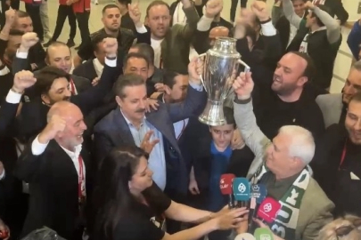 Faruk Çelik ve Mustafa Bozbey şampiyonluk kupasını birlikte kaldırdı