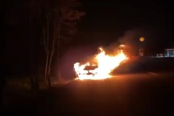 Seyir halindeki otomobil alev topuna döndü