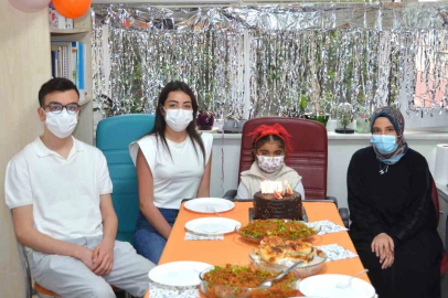 Böbrek nakli olan çocuklar hekimleriyle bir araya geldi