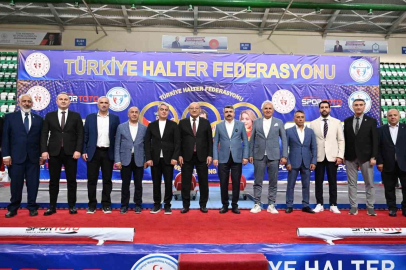 Naim Süleymanoğlu Spor Kompleksi’nde halter rüzgarı