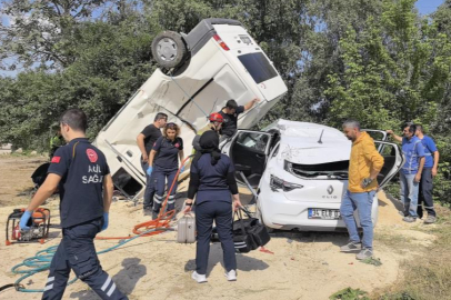 Tozu dumana katan minibüs ortalığı böyle savaş alanına çevirdi: 3 yaralı