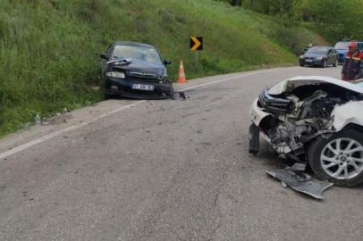 Bursa'da iki otomobil kafa kafaya çarpıştı: 3 yaralı