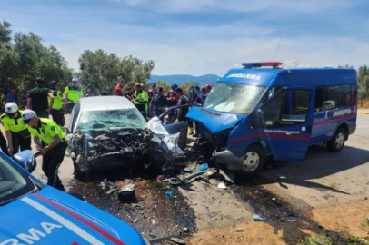 Hatalı sollama yapan otomobil jandarma ekibiyle çarpıştı: 1 ölü, 2 yaralı