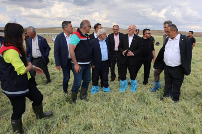Dolu Vuran Tarlada "Galoş Krizi": TZOB Başkanı Şemsi Bayraktar'a Çiftçiden Sert Tepki!
