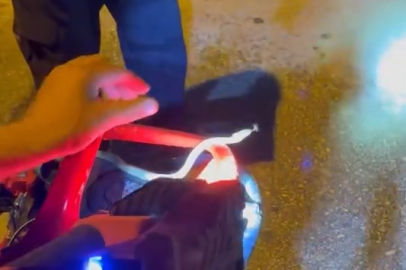 Motosikletin içine giren yılanı tek hamlede çıkardı