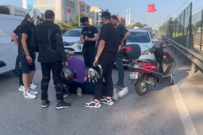 Araçların  arasından ilerleyen motosikletler birbirine girdi