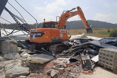 Kayapa’da kaçak fabrika yıkıldı