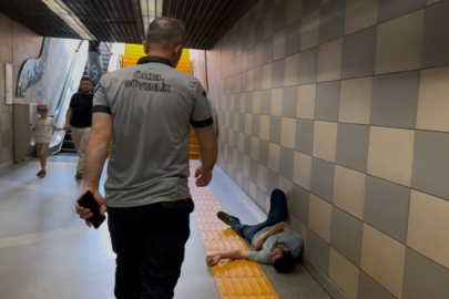 Metro istasyonunda sızıp kaldı