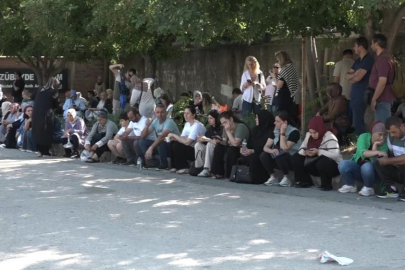 Onlar içeride, aileleri dışarıda ter döktü