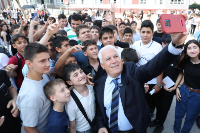 Başkan Bozbey, öğrencilerin karne sevincine ortak oldu