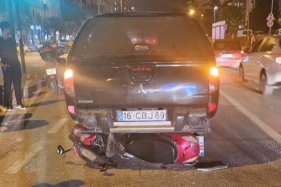 Motosiklet sürücüsü aracın altına girdi!