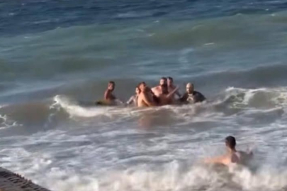 Boğulmak üzere olan genci vatandaşlar kurtardı