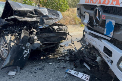 Otomobil ile tır çarpıştı: 1 ölü, 2 ağır yaralı