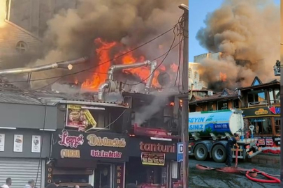 Bursa’da tarihi semtte yangın çıktı, 2 dükkan alevlere teslim oldu