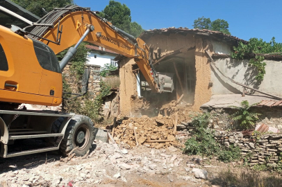 Tehlike saçan metruk binalar yıkıldı