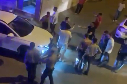 Polisin yakaladığı şüpheliyi korumak için polisleri böyle ezdi