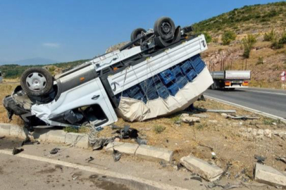 Bursa'da hafif ticari araç kamyonetle çarpıştı: 3 yaralı