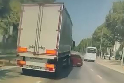 Tırın kör noktasında kalan otomobil, kullanılmaz hale geldi