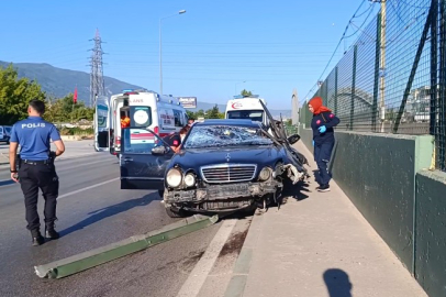 Bursa'da otomobil metro duvarına çarptı! Yaralılar var...