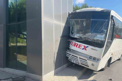 İşçi servisi direğe çarptı: 16 yaralı