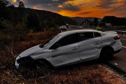 Tarlaya uçan otomobildeki 5 kişi yaralandı