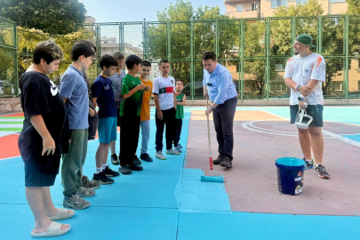 Başkan Aydın gençlerle basketbol sahası boyadı