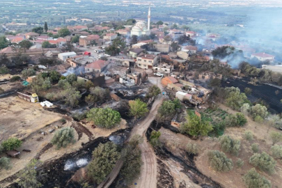 Boşaltıldıktan sonra alevlere teslim olan köy böyle görüntülendi
