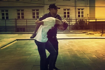 Gözaltına alınırken polisin parmağını ısırarak kopardı