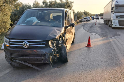 Hatalı sollama kazayı beraberinde getirdi: 3 araç birbirine girdi