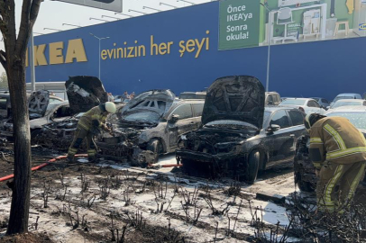 Bursa'da AVM otoparkında 6 araç tamamen yandı!