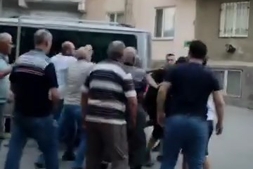 Kalabalığın ortasında tekme tokat dövdüler