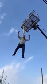 Bursa’da damadı vinçte sallandırdılar