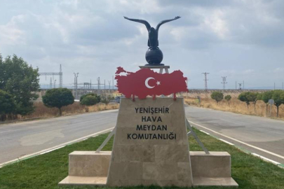 Türk Bayraklı kartal heykeline büyük ilgi