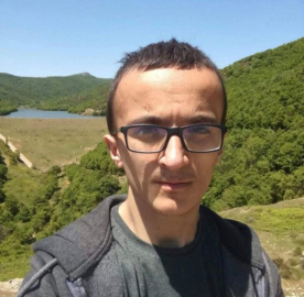 Başı çekyatın altına sıkışmış halde ölü bulundu