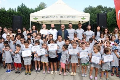 Bursa Osmangazi’de minikler yaz tatilinde yüzmeyi öğrendi