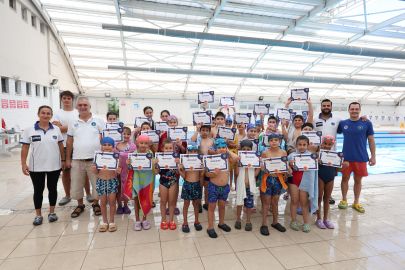 Minik yüzücülerin sertifika heyecanı