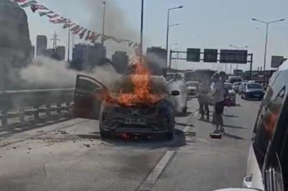 Seyir halindeki araç alev alev yandı