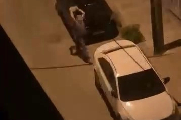 Sokakta camı sağlam otomobil bırakmadı