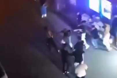 Kalabalık bir grup tarafından darp edilen genç esnafa sığındı