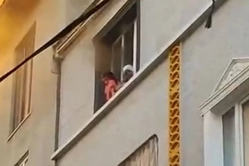 Bursa’da yangın paniği: Anneanne torununu alevlerden böyle kurtardı