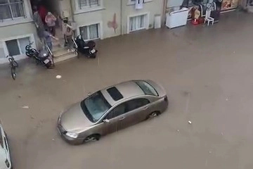Bursa’yı sağanak vurdu, cadde ve sokaklar sular altında kaldı