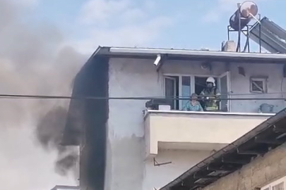 Yangında balkonda mahsur kalan yaşlı kadın kurtarıldı