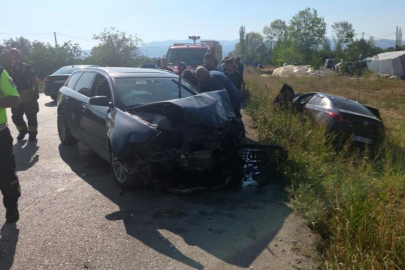 Otomobiller kafa kafaya çarpıştı: 4 yaralı