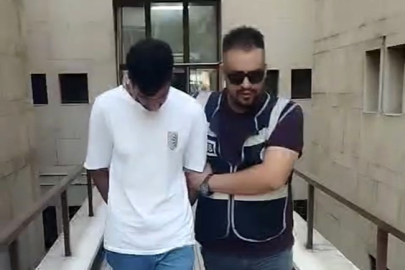 Polisi gören firari, çimlere yatıp ölü taklidi yaptı
